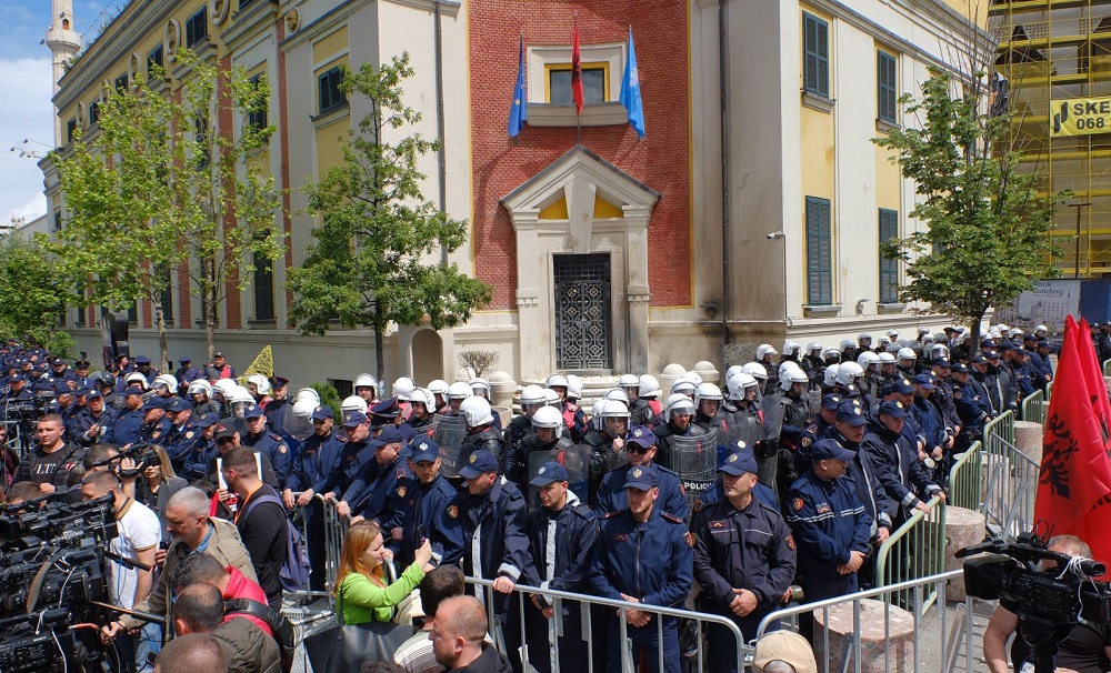 Neser protesta para Bashkise Tirane, policia plan masash, ja si devijon trafiku